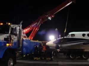 Read more about the article After Dark on the Shoulder: What Makes Night Towing Risky?