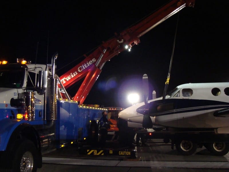 Read more about the article After Dark on the Shoulder: What Makes Night Towing Risky?