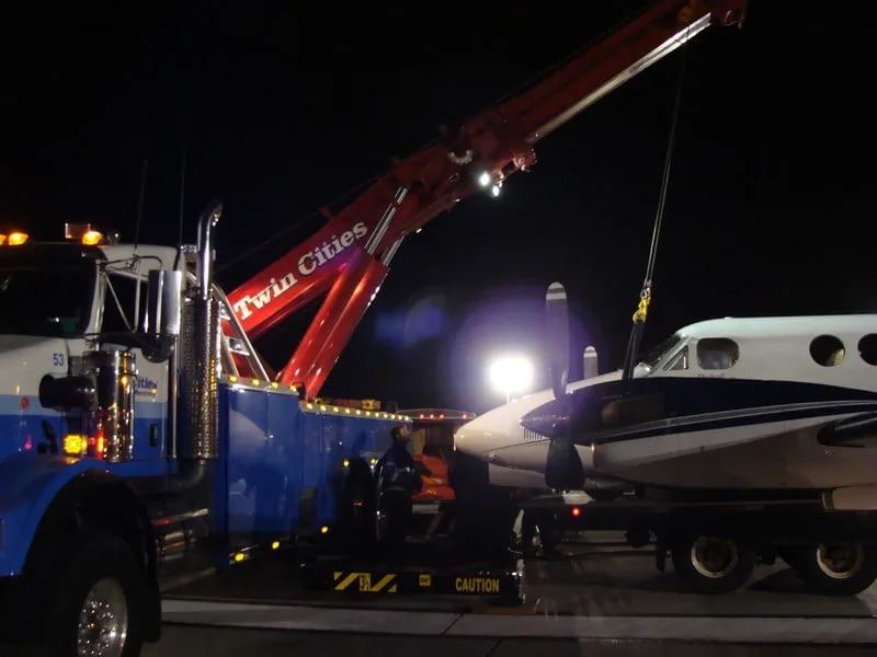 Read more about the article After Dark on the Shoulder: What Makes Night Towing Risky?